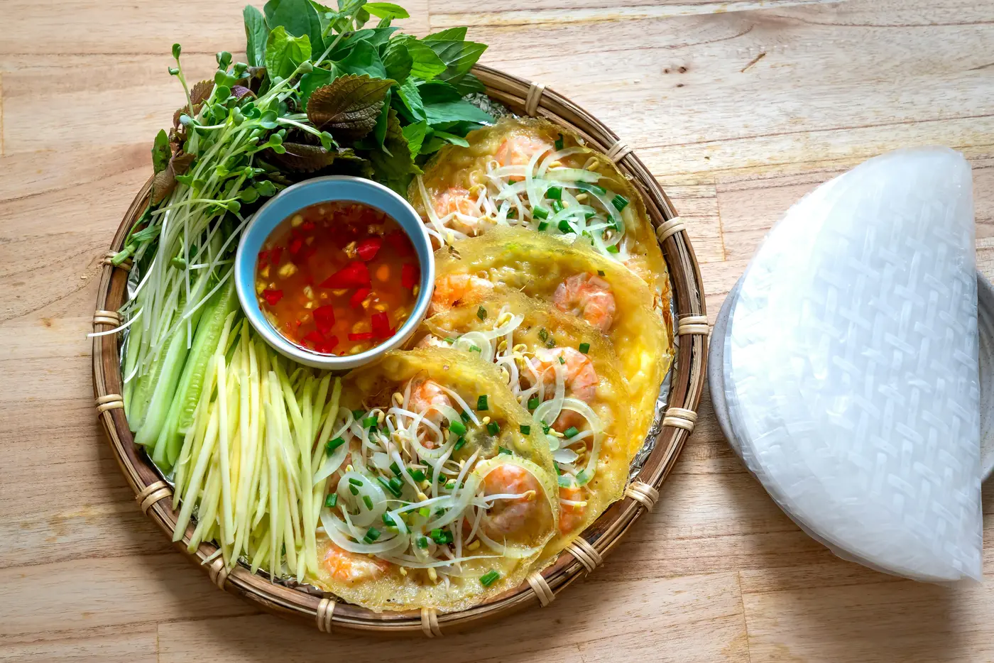 Bánh Xèo à Hoi An — la crêpe vietnamienne croustillante au curcuma, garnie de crevettes et porc