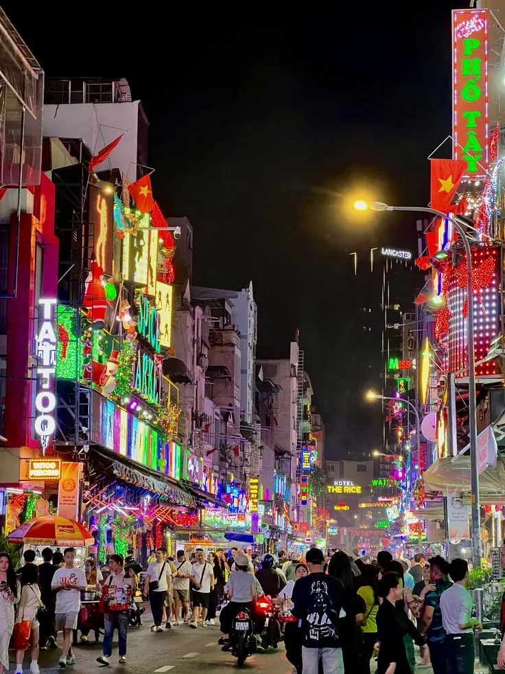 Bui Vien Walking Street Saigon de nuit — vie nocturne Vietnam