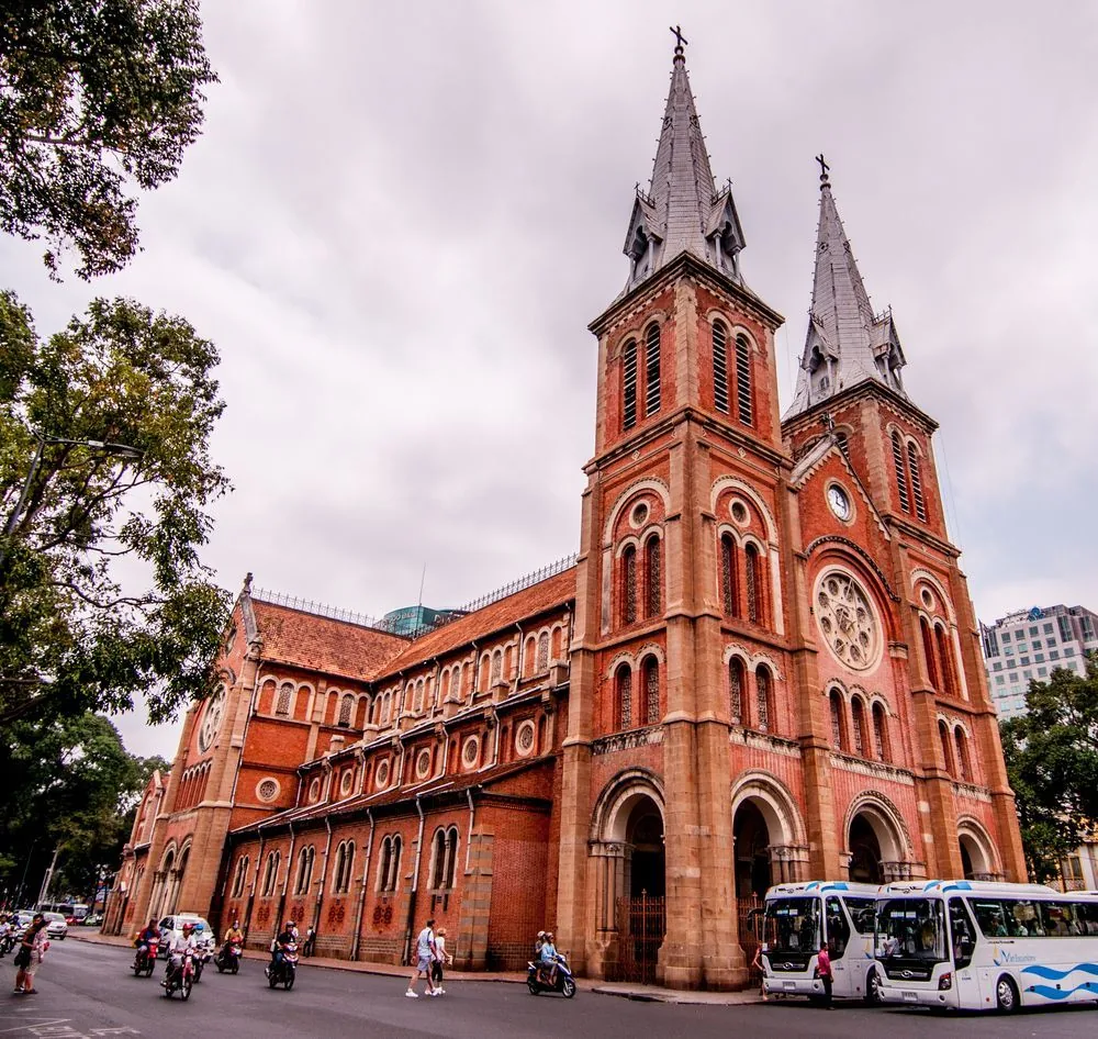 Cathédrale Notre-Dame de Saïgon — architecture coloniale française à Ho Chi Minh Ville