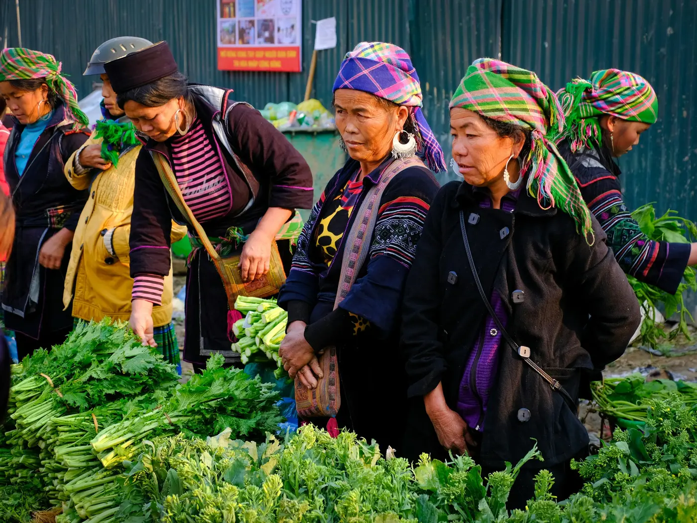 Femmes H'mong au marché de Bắc Hà — costumes traditionnels, Sapa Vietnam