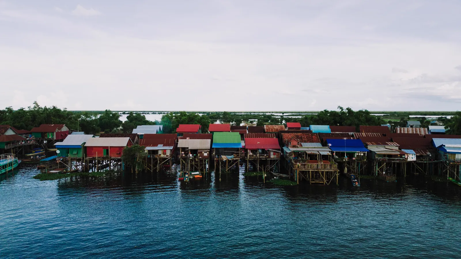 Maisons sur pilotis au bord de l'eau sur le Mékong, entre Vietnam et Cambodge