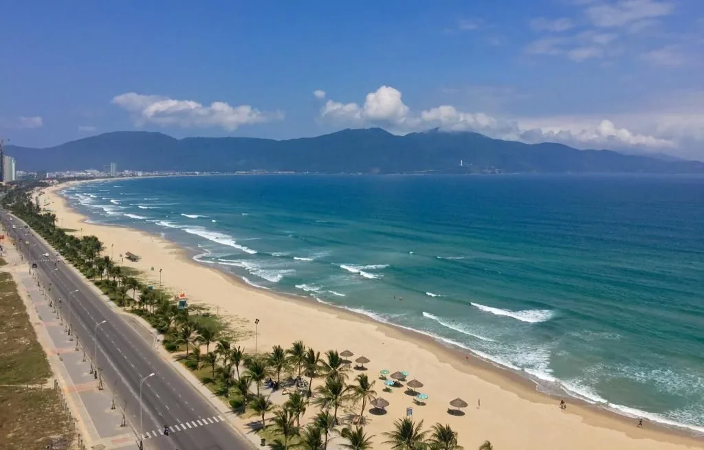 Plage de Đà Nẵng et skyline — Vietnam central