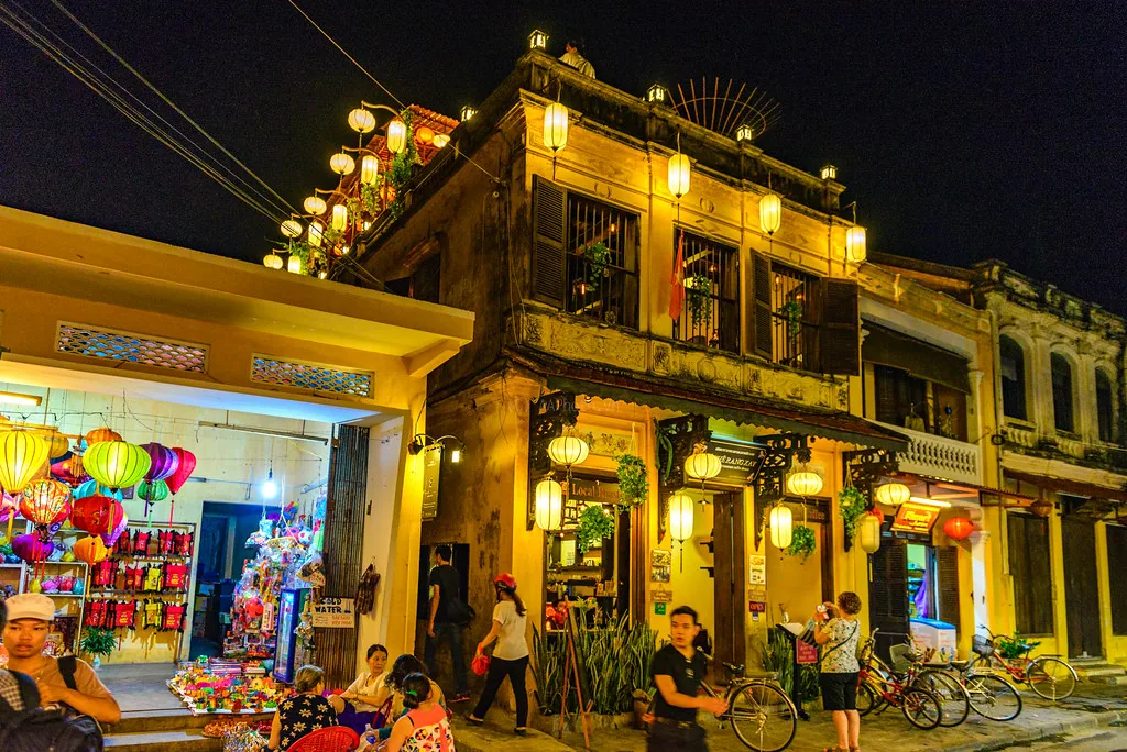 Q Bar Hoi An rooftop — vue sur la vieille ville