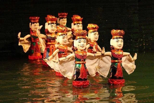 Spectacle de marionnettes sur l'eau à Hanoï — tradition vietnamienne
