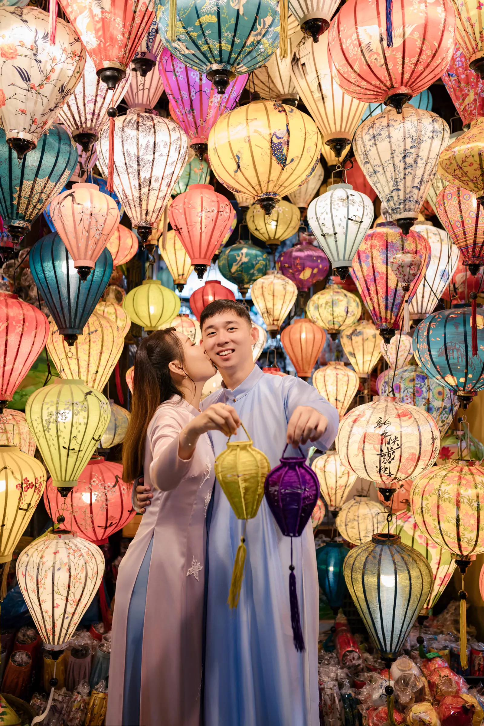 Rue illuminée de lanternes la nuit à Hoi An pendant les fêtes vietnamiennes