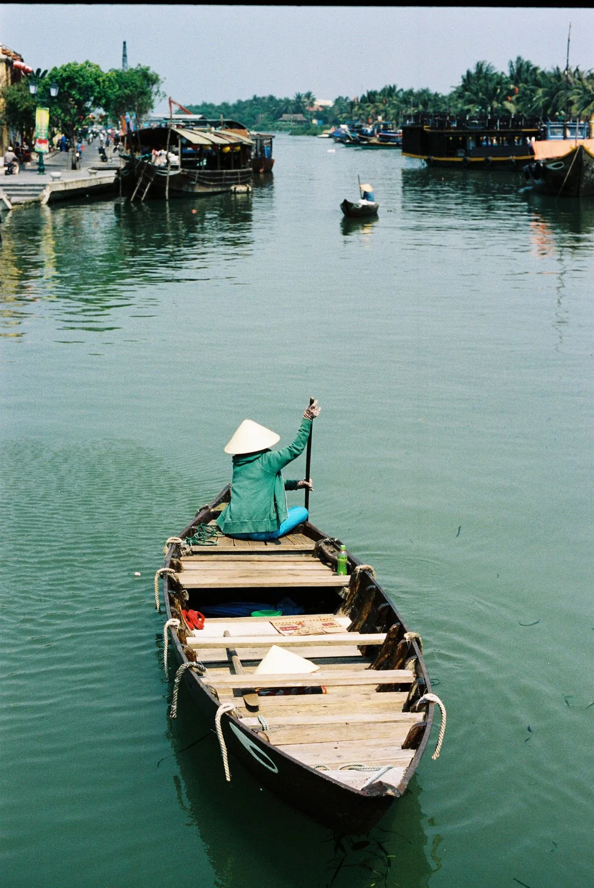 Rivière Thu Bon à Hoi An — bateau traditionnel et paysage fluvial