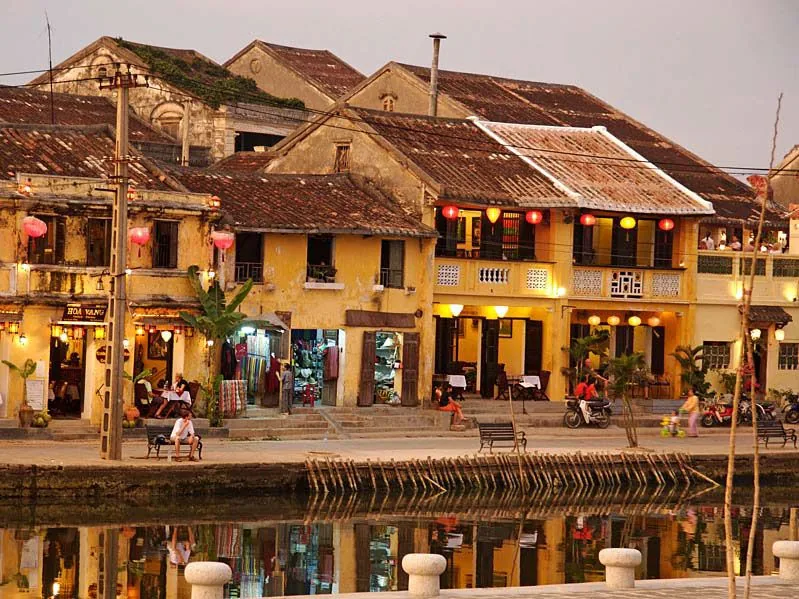 Vieille ville de Hoi An illuminée — lanternes et patrimoine UNESCO